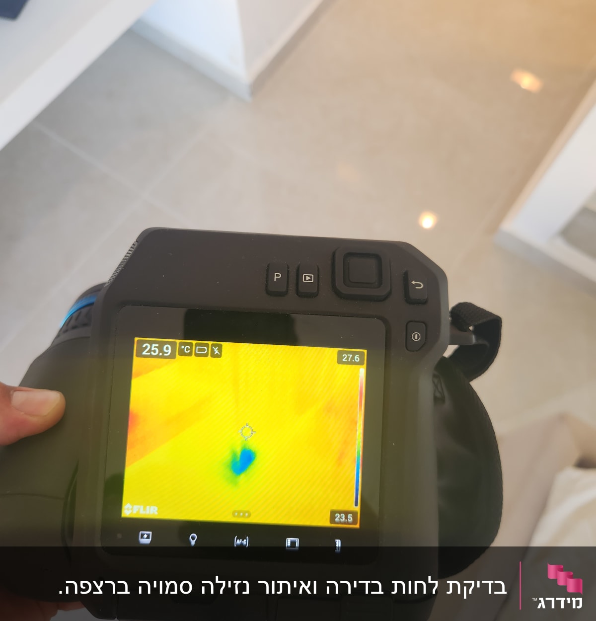 מצלמה תרמית מציגה אזור לח על מסך